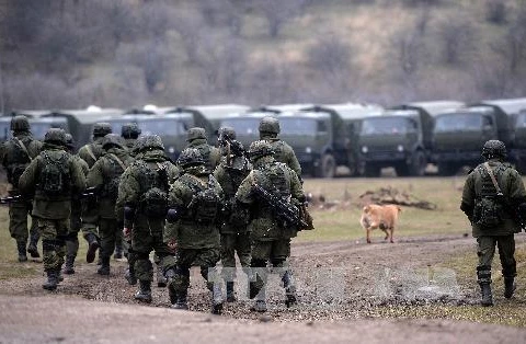 Binh sĩ Nga tuần tra ở Crimea (Nguồn: AFP/TTXVN)