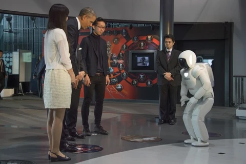 Đá bóng với ASIMO, ông Obama lo robot thông minh hơn người