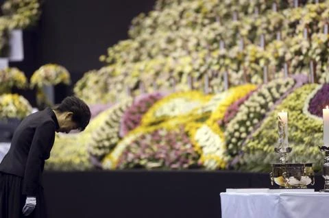 Tổng thống Hàn Quốc Park Geun-Hye viếng các nạn nhân thảm họa chìm phà (Nguồn: AP)