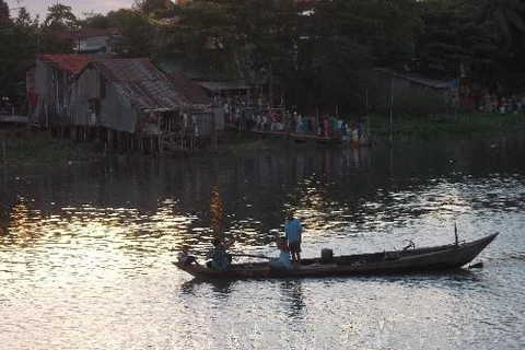 Thợ lặn tìm kiếm học sinh mất tích trên sông (Ảnh: Công Mạo/TTXVN)