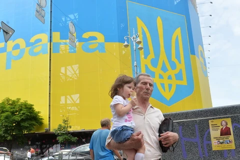 Cử tri Ukraine bắt đầu đi bỏ phiếu bầu Tổng thống trước hạn