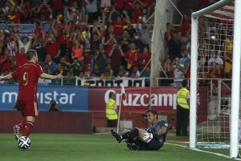 Torres, Iniesta, Sturridge nổ súng, Tây Ban Nha và Anh thắng dễ