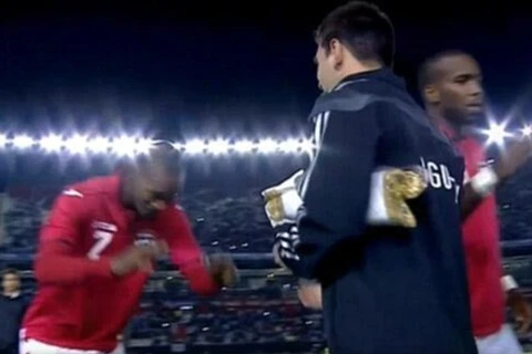 [Video] Cầu thủ Trinidad & Tobago cúi đầu "vái lạy" Messi