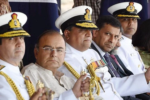 Bộ trưởng Quốc phòng Ấn Độ Arun Jaitley (thứ hai từ trái sang) (Nguồn: PTI)
