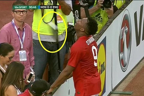 [Video] Sturridge bị CĐV nhà ném vỏ lon bia vì lỡ quá nhiều cơ hội