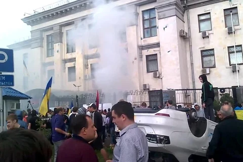 Video đại sứ quán Nga ở Ukraine bị người biểu tình tấn công