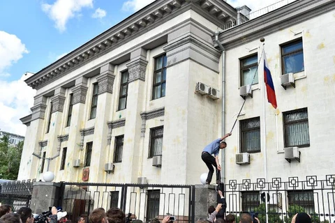 Mỹ lên án vụ người biểu tình tấn công Đại sứ quán Nga tại Ukraine 
