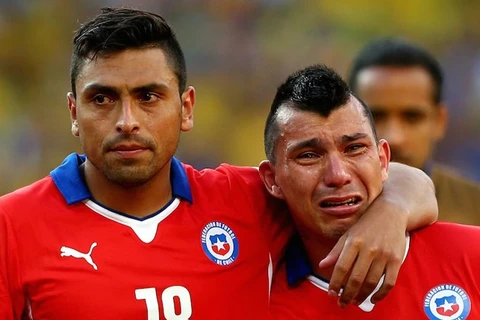 Lệ rơi trên khuôn mặt các cầu thủ của cả Chile lẫn Brazil