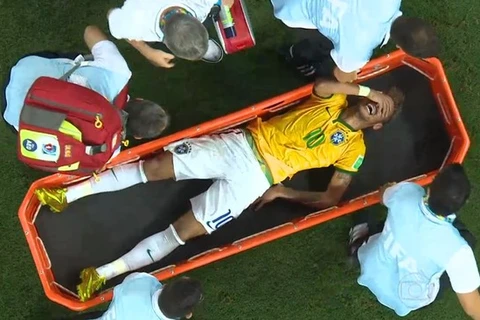Neymar rời sân bằng cáng và được đưa thẳng tới bệnh viện
