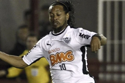 [Video] Pha "xỏ háng" cực kỳ điệu nghệ của Ronaldinho