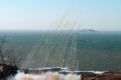 Lãnh đạo Triều Tiên Kim Jong-Un chỉ đạo cuộc diễn tập bắn tên lửa