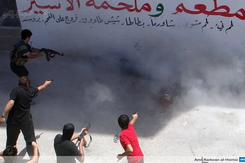 Rúng động với hình ảnh phiến quân Syria xả súng xử tử kẻ thù