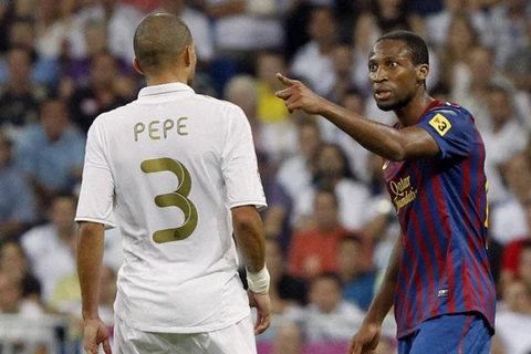 Cựu cầu thủ Barca từ chối bắt tay rồi ném chai nước vào Pepe