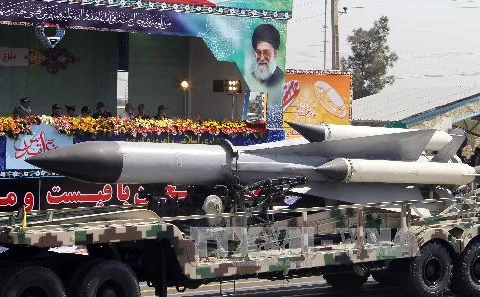 Iran sẽ công bố các hệ thống phòng thủ tên lửa tầm trung và tầm xa