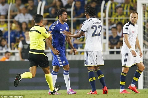 [Video] Diego Costa ghi bàn độc diễn rồi suýt... gãy chân
