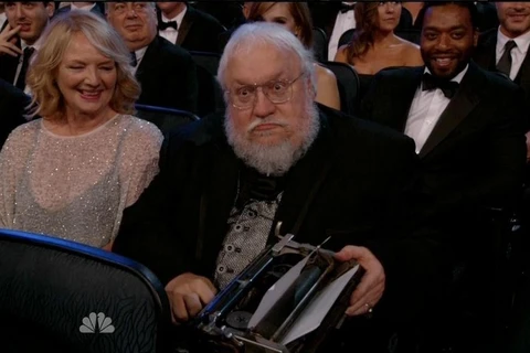 Tác giả 'Game of Thrones' ngồi gõ máy chữ tại lễ trao giải Emmy
