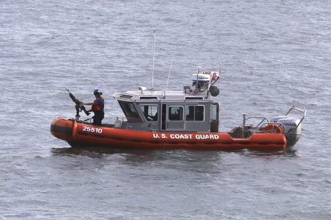 Tàu tuần duyên Mỹ "bắn cảnh cáo" khi chạm trán tàu cá Iran 