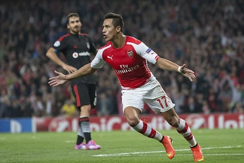 Alexis Sanchez đưa Arsenal vào vòng bảng Champions League