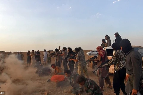 IS lại gây chấn động với video vụ hành quyết 250 binh sĩ Syria