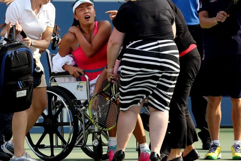 Tay vợt nữ Trung Quốc rời bán kết US Open bằng xe lăn