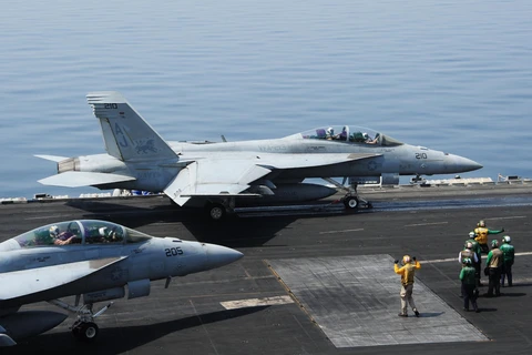 Mỹ đưa thêm tàu chiến đến Vịnh Persian để chống IS 