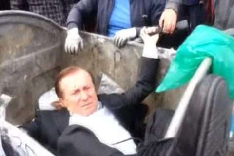 Nghị sĩ Ukraine thân Yanukovych bị đám đông ném vào thùng rác