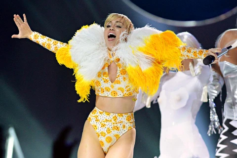 Miley Cyrus đối mặt với án tù vì xúc phạm lá cờ Mexico