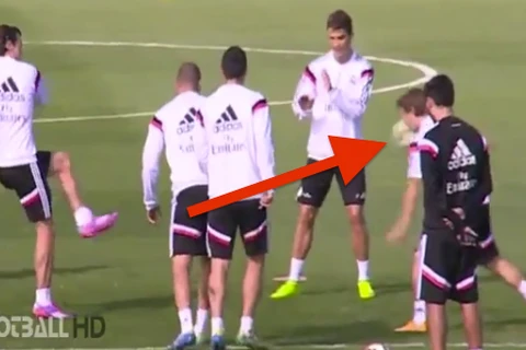 [Video] Gareth Bale sút bóng trúng mặt Modric trong buổi tập