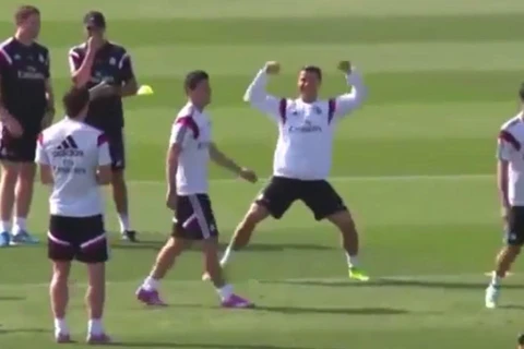 Ronaldo ăn mừng như "phát điên" khi xỏ háng Rodriguez