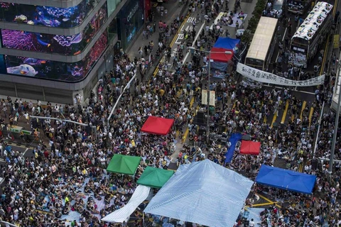 [Video] Cảnh sát Hong Kong xịt hơi cay thẳng vào mặt người biểu tình