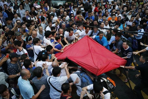 Trưởng Đặc khu Hong Kong ra lời kêu gọi khẩn cấp sau vụ ẩu đả