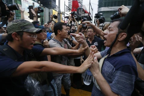 Sinh viên Hong Kong tố cảnh sát cho xã hội đen đánh người biểu tình