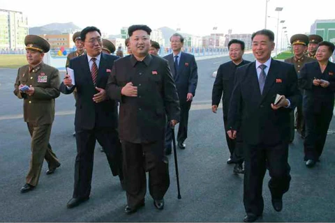 Ông Kim Jong Un chống gậy thăm chung cư dành cho nhà khoa học