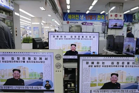 BBC: Ảnh ông Kim Jong Un chống gậy có thể là "cảnh diễn"