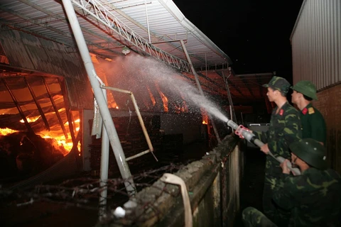 [Photo] "Giặc lửa" bao trùm nhà xưởng ở KCN Quang Minh