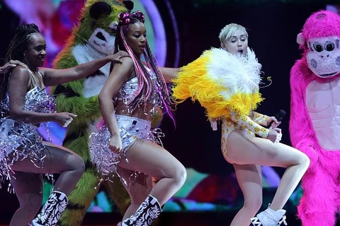 Miley Cyrus phô bày quá nhiều "da thịt" khi diễn ở Australia