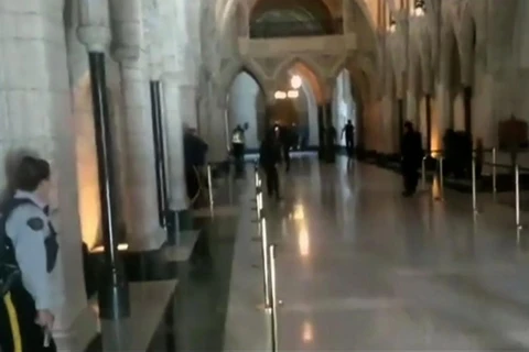 [Video] Đấu súng dữ dội bên trong tòa nhà quốc hội Canada