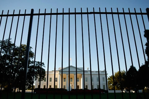 [Video] Nhảy qua hàng rào Nhà Trắng rồi đá chó của Mật vụ Mỹ