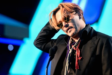 Johnny Depp lên sân khấu trao giải trong trạng thái say xỉn