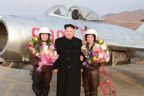 Nhà lãnh đạo Kim Jong Un khen ngợi các nữ phi công dũng cảm