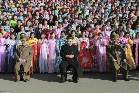 Phụ nữ khóc nức nở khi được chụp ảnh chung với ông Kim Jong Un