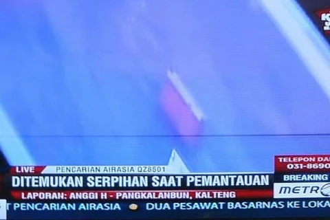 Tìm thấy mảnh vỡ nghi của máy bay AirAsia bị mất tích