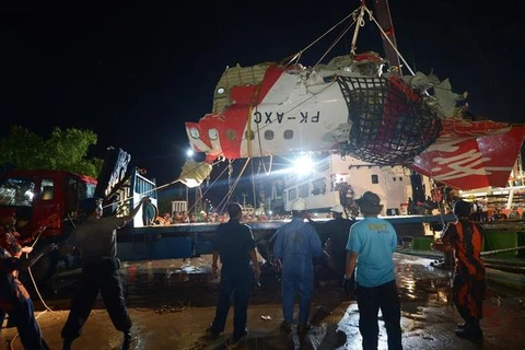 Indonesia: Đã vớt được hộp đen máy bay AirAsia rơi ở biển Java