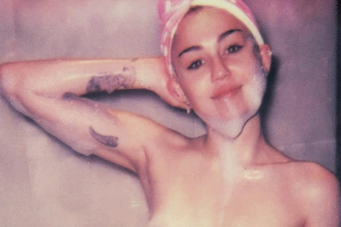 Miley Cyrus lại gây sốc khi đăng ảnh "nude" toàn thân
