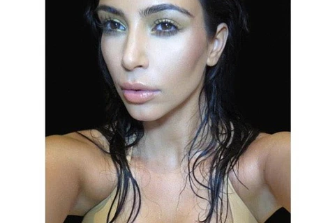 Kim Kardashian tung ảnh bìa gợi cảm cho cuốn "sách tự sướng"