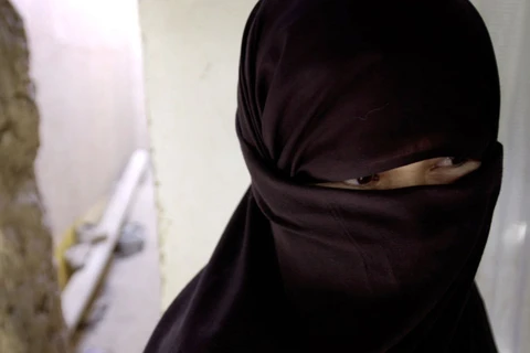 Taliban ép bé gái 10 tuổi đánh bom tự sát vào cảnh sát