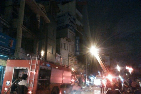 Hà Nội: Cháy lớn tại cơ sở massage, cả khu phố náo loạn