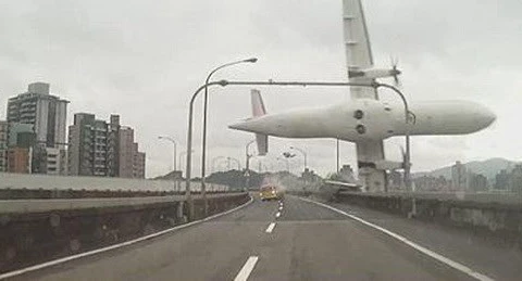23 người đã chết trong vụ máy bay lao sông tại Đài Loan