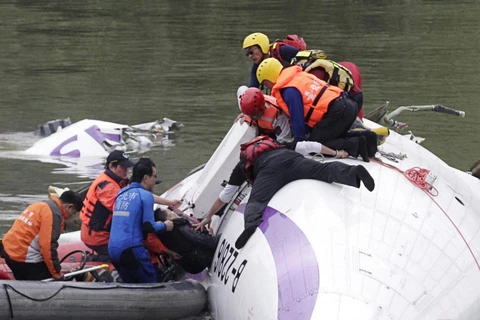 11 người chết, nhiều người mắc kẹt trong vụ máy bay rơi ở Đài Loan