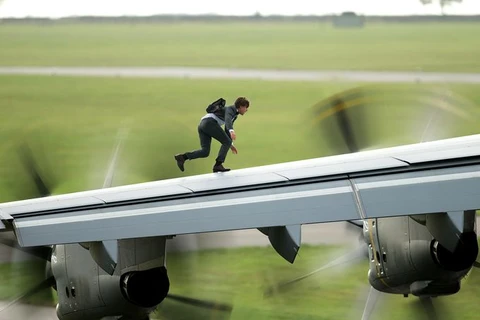 Tom Cruise đu mình bên ngoài cánh cửa máy bay trong MI 5